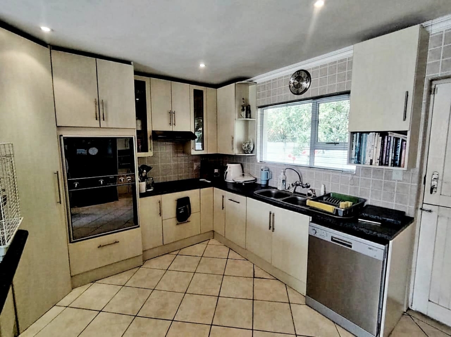 6 Bedroom Property for Sale in Kidds Beach Eastern Cape